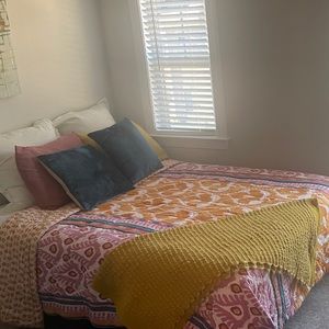 Anthropologie -kemali quilt (queen) only- vertical threading has damage.